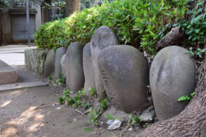 東中野氷川神社　力石