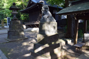 東中野氷川神社　拝殿前　狛犬右
